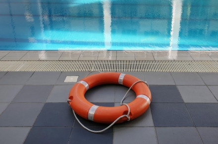 life-buoy-at-the-pool-WGMJ94A.jpg