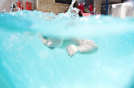 boy-underwater-swimming-in-the-pool-RDK7CCB.jpg